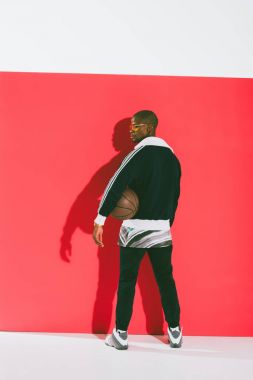 basketbol topu ile Afrika kökenli Amerikalı adam   