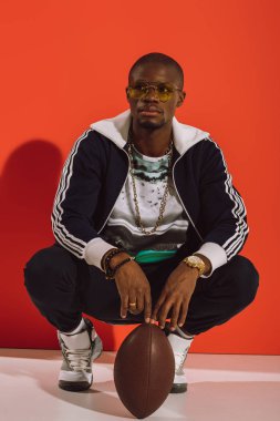 rugby topu ile Afrika kökenli Amerikalı adam  