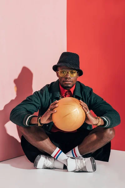 Stijlvolle Afro-Amerikaanse man met bal — Gratis stockfoto