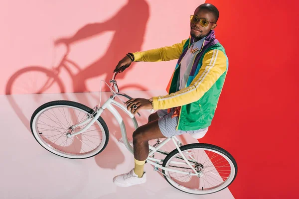 Bisiklet üzerinde şık Afrikalı-Amerikalı adam — Stok fotoğraf