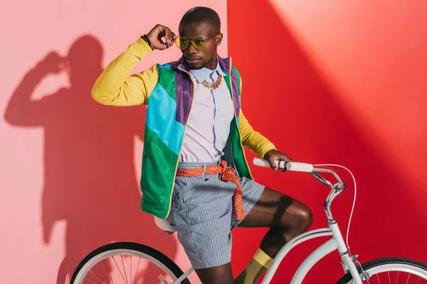 Homem elegante andar de bicicleta — Fotografia de Stock