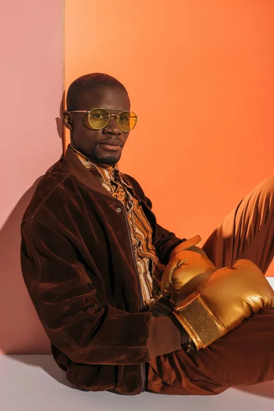 Stylish man in boxing gloves — Free Stock Photo