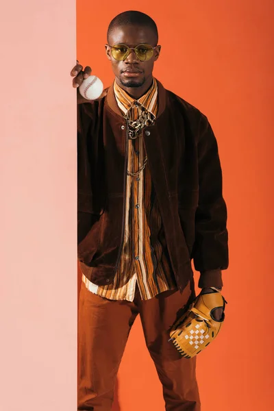 Eleganta mannen med baseball handske — Stockfoto