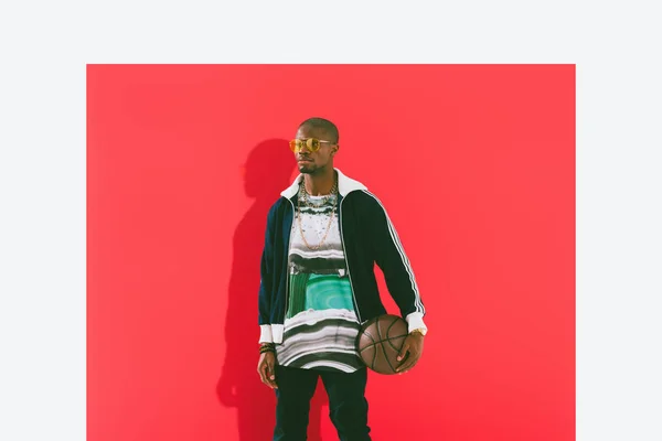 Afro-Amerikaanse man met basketbal bal — Stockfoto