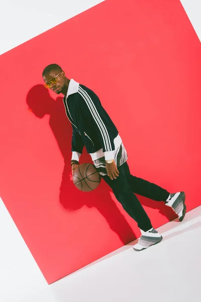 Hombre afroamericano con pelota de baloncesto — Foto de Stock