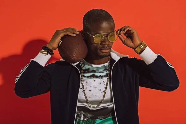Αφρικανική αμερικανική άνθρωπος με ράγκμπι μπάλα — Φωτογραφία Αρχείου
