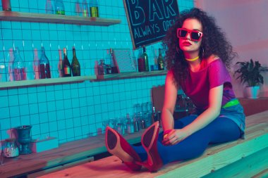 tezgahın üzerine oturan şık kadın