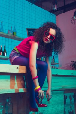 güzel bir kadınla içinde shot bar