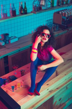 güzel bir kadınla içinde shot bar