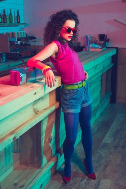tezgahın üzerine eğilerek moda kadın