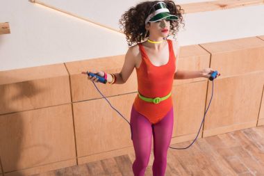 İp atlayan bir kadın.