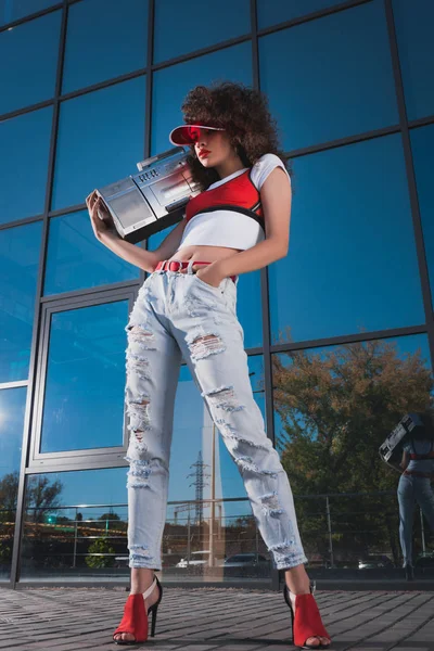 Mulher bonita com boombox — Fotografia de Stock