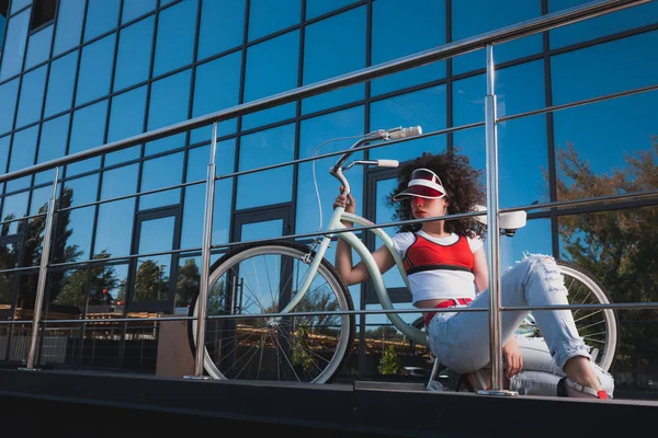 Стильная женщина с велосипедом — стоковое фото