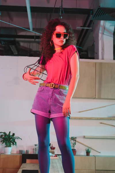 Mujer con estilo en gafas de sol en el bar — Foto de Stock