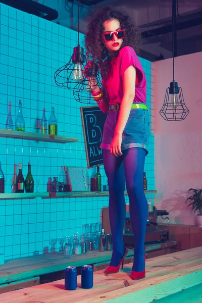 Woman in sunglasses standing on counter — Stock Photo, Image