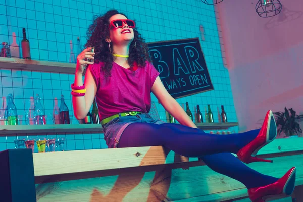 Sonriente mujer con disparo en el bar —  Fotos de Stock
