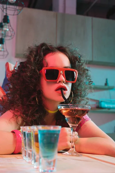 Woman in sunglasses drinking cocktail — Stock Photo, Image