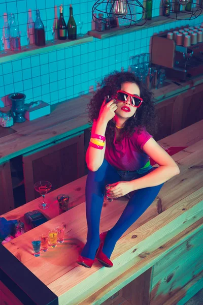 güzel bir kadınla içinde shot bar