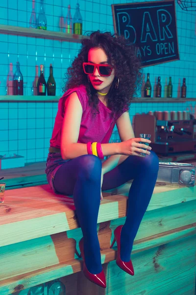 güzel bir kadınla içinde shot bar