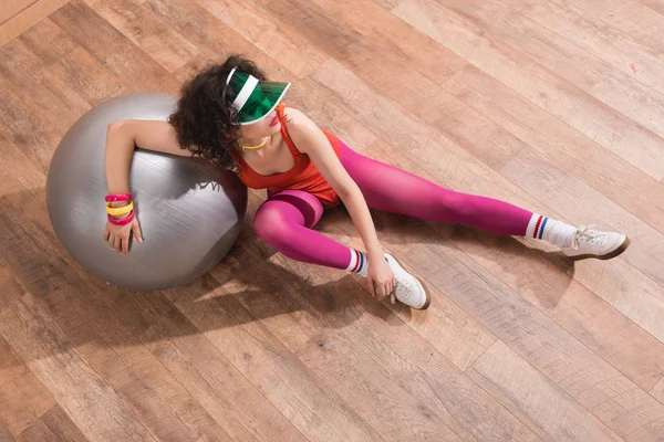 Şık kadın fitness topu ile — Stok fotoğraf