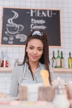 Barista tezgahın arkasındaki