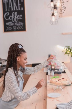 Barista alarak dilim pasta