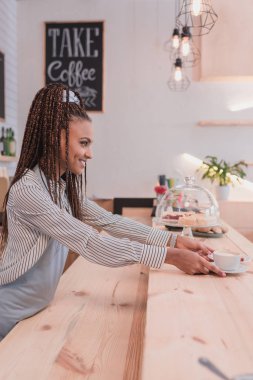 Barista hizmet sipariş istemciye