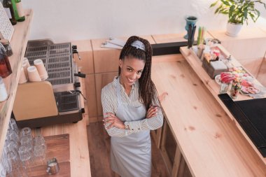 Barista silah ile poz geçti