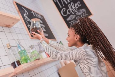barista kahve çekirdekleri ile kavanoz holding