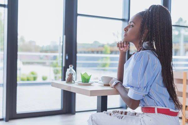 Mujer afroamericana en cafetería — Foto de Stock