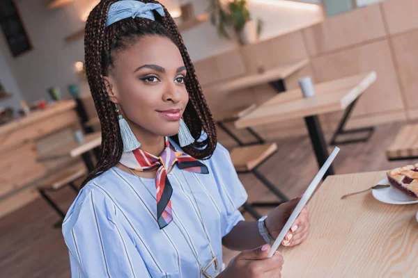 カフェでタブレットを持つアフリカ系アメリカ人の女性  — 無料ストックフォト