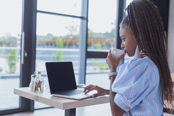 Mujer que trabaja con el ordenador portátil en la cafetería — Foto de Stock
