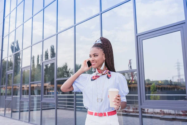 African american woman talking on phone outside — Stock Photo, Image