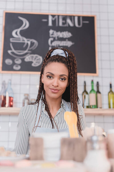 бариста за прилавком
