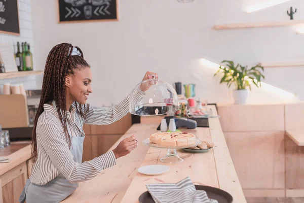 Barista tomando pedazo de pastel — Foto de Stock