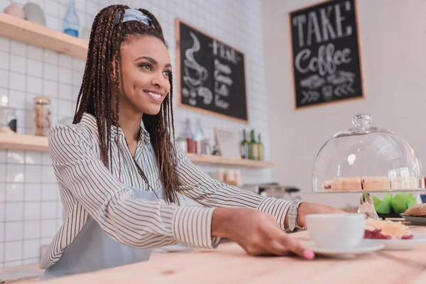 Barista porce, aby klienta — Stock fotografie