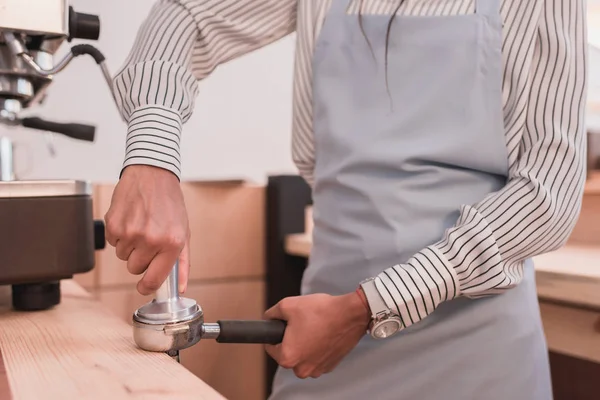 Barista pressing coffee — Stock Photo, Image