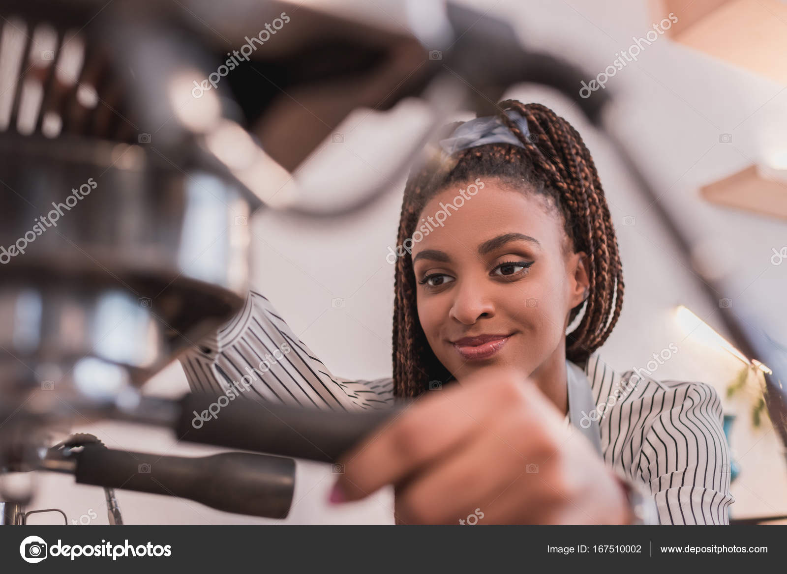Barista kahve yapma makinesi ile — Stok Foto © VitalikRadko 167510002