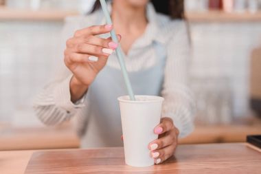 saman fincan içine koyarak barista