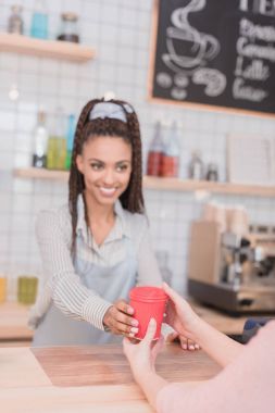 Barista teslim müşteri kahve
