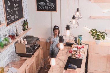 Tezgahın arkasındaki Barista ayakta