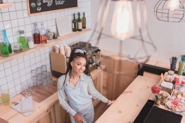 Tezgahın arkasındaki Barista ayakta