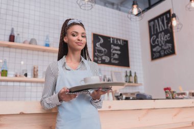 Barista holding tepsi ile sipariş