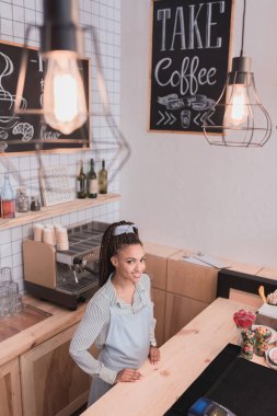 Tezgahın arkasındaki Barista ayakta