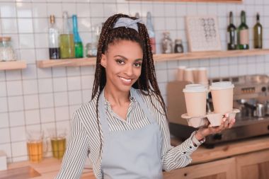 Barista holding iki kağıt bardak
