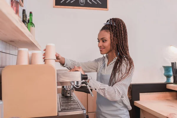 Barista att göra kaffe med maskin — Stockfoto