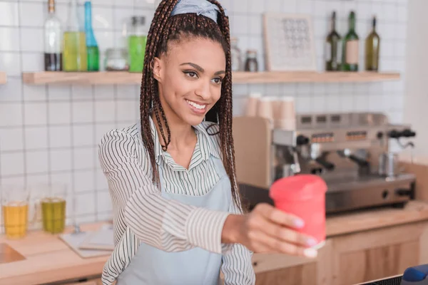 Barista átadására ügyfél kávé — Stock Fotó