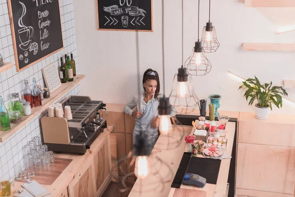 Barista de pie detrás del mostrador — Foto de Stock