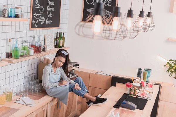 Barista zittend op de teller — Gratis stockfoto