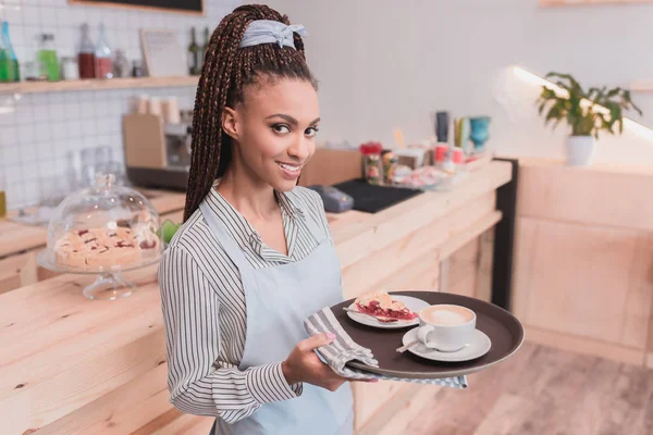 Barista holding tepsi ile sipariş